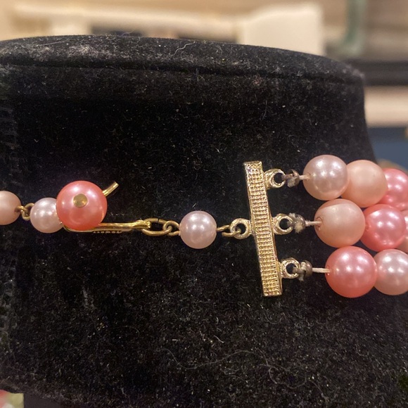 Japan Pink 3 Strand Beaded Necklace. Gold Tone Findings. - Picture 5 of 7